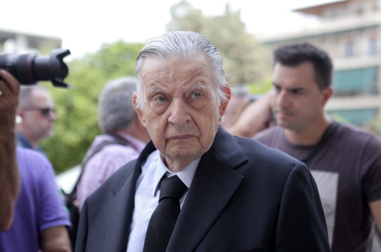 Ράγισαν καρδιές: Η εικόνα του Μιλτιάδη Βαρβιτσιώτη στην κηδεία του πατέρα του συγκλονίζει