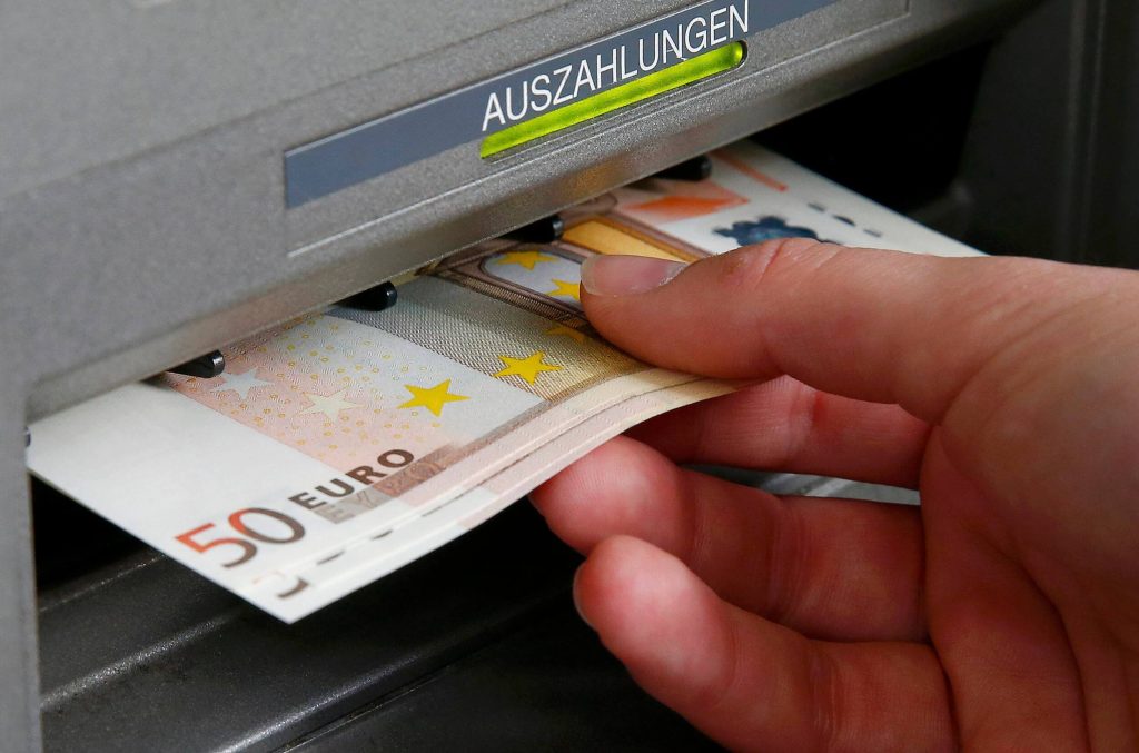 MOΛΙΣ ΑΝΑΚΟΙΝΩΘΗΚΑΝ ΟΙ ΠΛΗΡΩΜΕΣ: ΜΠΑΙΝΟΥΝ ΤΑ ΛΕΦΤΑ ΑΠΟ ΕΦΚΑ ΚΑΙ ΔΥΠΑ – ΤΙ ΩΡΑ ΘΑ ΕΜΦΑΝΙΣΤΟΥΝ ΤΑ ΛΕΦΤΑ ΣΤΟΥΣ ΛΟΓΑΡΙΑΣΜΟΥΣ