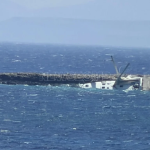 ΣΥΝΑΓΕΡΜΟΣ ΤΩΡΑ: Σκάφος προσάραξε και σχεδόν βυθίστηκε – Δύσκολες ώρες για τους Έλληνες επιβάτες