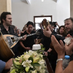 Σπαρακτικές στιγμές στην κηδεία του Νίκου Καλογερόπουλου: Το τραγούδι που έκανε τους πάντες να λυγίσουν
