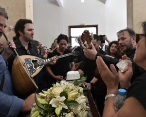 Σπαρακτικές στιγμές στην κηδεία του Νίκου Καλογερόπουλου: Το τραγούδι που έκανε τους πάντες να λυγίσουν