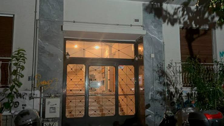 Κυψέλη: Ανατρίχιασαν οι αστυνομικοί μόλις η 28χρονη τους είπε γιατί είχε το νεκρό βρέφος σε δοχείο στην κατάψυξη – Έγκυος η 15χρονη κόρη της