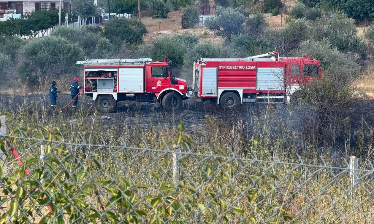 Φωτιά στη λεωφόρο Βάρης-Κορωπίου – Κατεσβέσθη μέσα σε 20 λεπτά