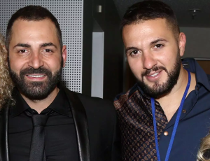 «Ο πατέρας μου δεν ήρθε, μετάνιωσα που…» Ο Σπύρος Στεφανουδάκης μιλά για πρώτη φορά για τον γάμο του με τον λατρεμένο του Γιάννη