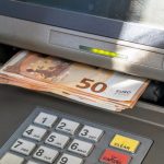 ΜΟΛΙΣ ΚΛΕΙΔΩΣΑΝ ΟΙ ΠΛΗΡΩΜΕΣ ΓΙΑ ΑΥΡΙΟ: ΟΥΡΕΣ ΣΤΑ ΑΤΜ ΑΠΟ ΧΙΛΙΑΔΕΣ ΕΛΛΗΝΕΣ – ΤΙ ΩΡΑ ΘΑ ΕΜΦΑΝΙΣΤΟΥΝ ΤΑ ΛΕΦΤΑ ΣΤΟΥΣ ΛΟΓΑΡΙΑΣΜΟΥΣ