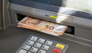 ΜΟΛΙΣ ΚΛΕΙΔΩΣΑΝ ΟΙ ΠΛΗΡΩΜΕΣ ΓΙΑ ΑΥΡΙΟ: ΟΥΡΕΣ ΣΤΑ ΑΤΜ ΑΠΟ ΧΙΛΙΑΔΕΣ ΕΛΛΗΝΕΣ – ΤΙ ΩΡΑ ΘΑ ΕΜΦΑΝΙΣΤΟΥΝ ΤΑ ΛΕΦΤΑ ΣΤΟΥΣ ΛΟΓΑΡΙΑΣΜΟΥΣ