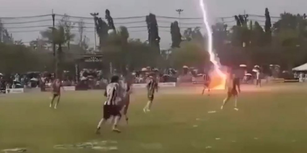 Ασύλληπτη τραγωδία: Ποδοσφαιριστής σκοτώθηκε από κεραυνό την ώρα του αγώνα