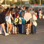 Έρχονται τουρίστες με το τσουβάλι και δεν ξοδεύουν… μια : Το νησί που ενώ έχει περισσότερο κόσμο από ποτέ αλλά εστίαση και εμπόριο «κλαίνε»