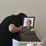 Σπαρακτικό «αντίο» στον Χαλκιά: Συντετριμμένη η σύζυγός του – Το τελευταίο χειροκρότημα για τον θρύλο στο Α’ Νεκροταφείο Αθηνών