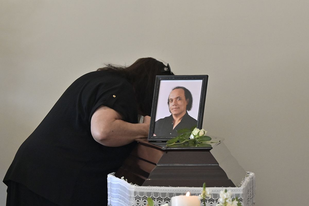 Σπαρακτικό «αντίο» στον Χαλκιά: Συντετριμμένη η σύζυγός του – Το τελευταίο χειροκρότημα για τον θρύλο στο Α’ Νεκροταφείο Αθηνών