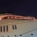 Όλη η Τήνος… έτριβε τα μάτια της με το τεράστιο γιοτ που μπήκε μέσα στο λιμάνι, μόλις είδαν τι όνομα γράφει πάνω και κατάλαβαν ποιανού Έλληνα είναι…