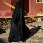 Πανικός σε μοναστήρι: Μοναχός επιτέθηκε ξαφνικά με μαχαίρι – Δύο τραυματίες, συναγερμός στις Αρχές
