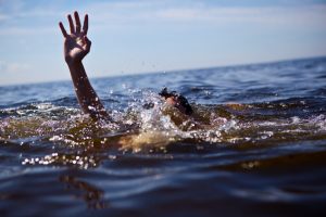 Θρήνος Τώρα: Ξεκληρίστηκε οικογένεια σε παραλία – 3 νεκροί και ένα παιδί χαροπαλεύει