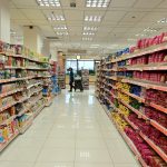 Μειώνονται οι τιμές στα σούπερ μάρκετ: Τα προϊόντα που θα αγοράζουμε φθηνότερα και η ημερομηνία που ξεκινάει
