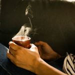 Το βάζουν κάθε πρωί στον καφέ τους και βλέπουν την κοιλιά να «ξεφουσκώνει»: Το μπαχαρικό που μειώνει και τη φλεγμονή