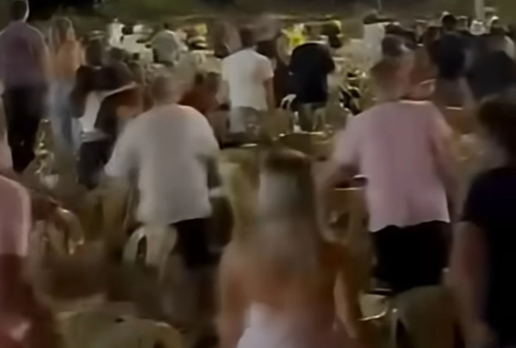 Χαμός στην Πάτρα: Το πανηγύρι μετατράπηκε σε ρινγκ – Πέταγαν τραπέζια και κανείς δεν μπορούσε να τους σταματήσει