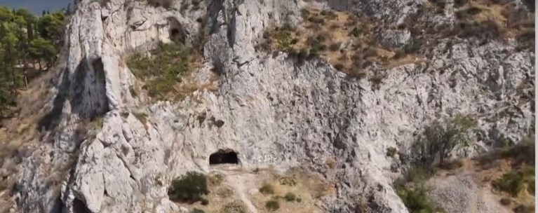 Πάγωσαν όλοι στον Λυκαβηττό: Αυτό είναι το σημείο απ’ όπου φέρεται να έπεσε η 57χρονη από την Κυψέλη – Ατύχημα, αυτοκτονία ή την έσπρωξαν;