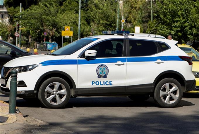 Θρίλερ με τον νεκρό αστυνομικό στον Άγιο Δημήτριο: «Πάγωσαν» οι συνάδελφοί του μόλις άνοιξαν το περιπολικό, είδαν στο πρόσωπό του…