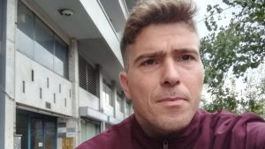 ΘΡΙΛΕΡ ΣΤΟΝ ΑΓΙΟ ΔΗΜΗΤΡΙΟ: ΜΟΛΙΣ ΤΟ ΑΠΟΚΑΛΥΨΕ Η ΣΥΝΤΡΟΦΟΣ ΤΟΥ ΝΕΚΡΟΥ ΑΣΤΥΝΟΜΙΚΟΥ ΚΑΙ ΑΝΑΤΡΕΠΕΙ ΤΑ ΠΑΝΤΑ