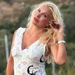Ελένη Μενεγάκη: Ακομπλεξάριστη, χωρίς ίχνος μακιγιάζ σε αποκαλυπτικές πόζες πάνω στο χλιδάτο σκάφος της