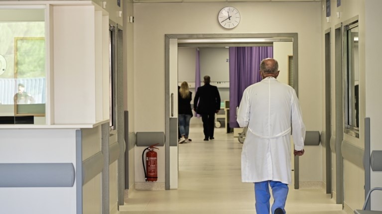 Θρήνος στη χώρα μας – Αυτός είναι ο 48χρονος γιατρός που βρέθηκε νεκρός εν ώρα εφημερίας – Ήταν πατέρας ενός 8χρονου παιδιού