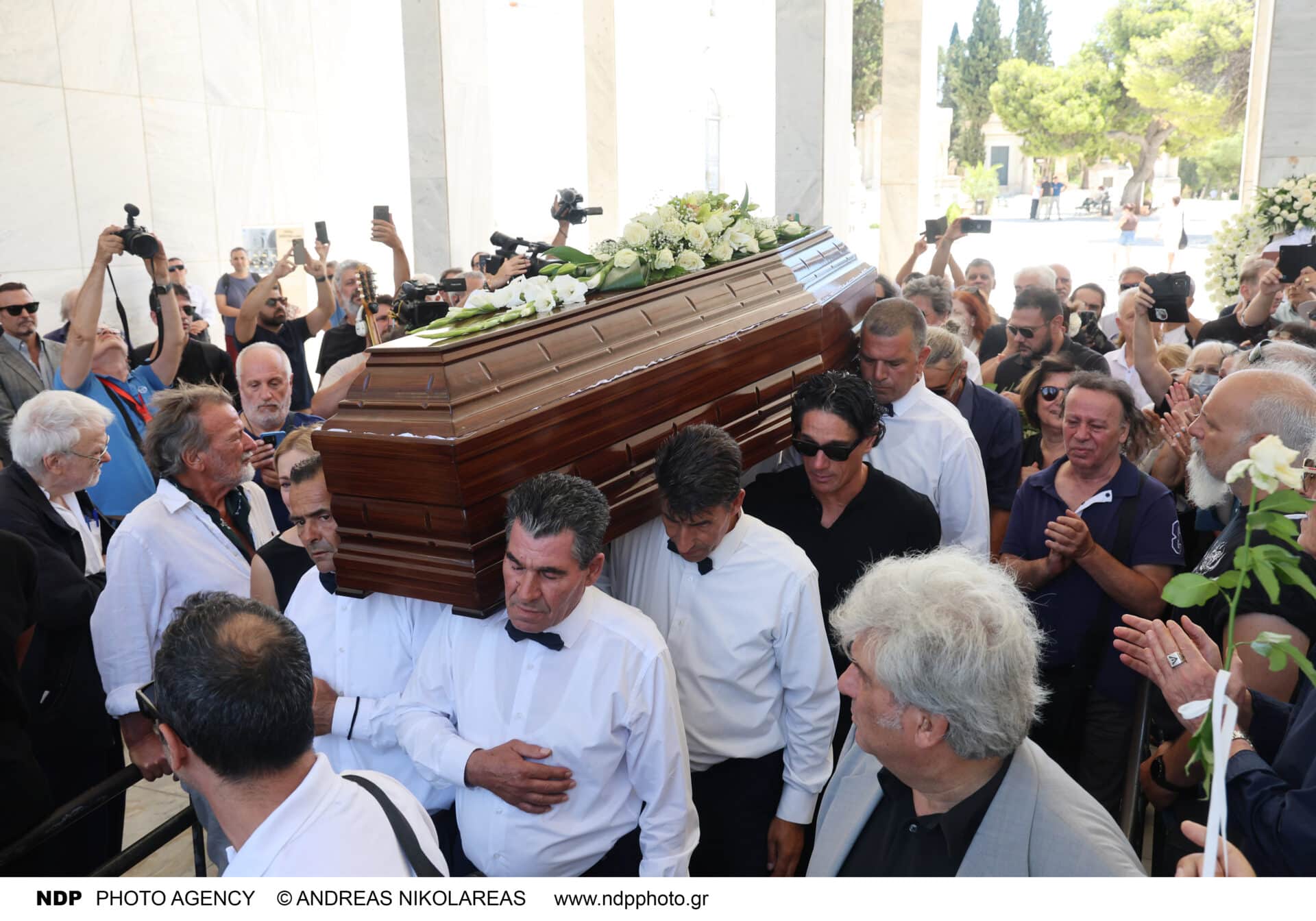 Πάνος Βλάχος: Γιατί σήκωσε το φέρετρο του Νίκου Καλογερόπουλου – Η άγνωστη σχέση τους που λίγοι γνώριζαν