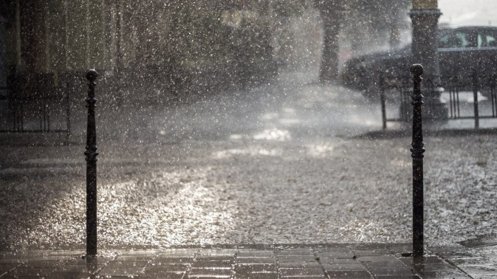 ΚΑΚΟΚΑΙΡΙΑ ΠΡΟ ΤΩΝ ΠΥΛΩΝ: ΠΟΥ ΘΑ «ΧΤΥΠΗΣΟΥΝ» ΤΙΣ ΕΠΟΜΕΝΕΣ ΩΡΕΣ ΘΥΕΛΛΩΔΕΙΣ ΒΡΟΧΕΣ ΚΑΙ ΚΑΤΑΙΓΙΔΕΣ – ΟΙ ΠΕΡΙΟΧΕΣ ΠΟΥ ΘΑ «ΠΝΙΓΟΥΝ»