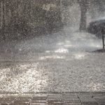 ΚΑΚΟΚΑΙΡΙΑ ΠΡΟ ΤΩΝ ΠΥΛΩΝ: ΠΟΥ ΘΑ «ΧΤΥΠΗΣΟΥΝ» ΤΙΣ ΕΠΟΜΕΝΕΣ ΩΡΕΣ ΘΥΕΛΛΩΔΕΙΣ ΒΡΟΧΕΣ ΚΑΙ ΚΑΤΑΙΓΙΔΕΣ – ΟΙ ΠΕΡΙΟΧΕΣ ΠΟΥ ΘΑ «ΠΝΙΓΟΥΝ»