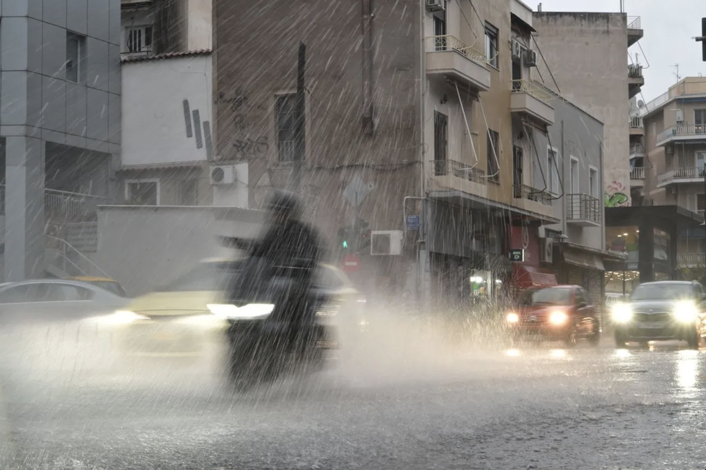 Έκτακτη προειδοποίηση Αρναούτογλου για τον καιρό: Έρχεται σφοδρή κακοκαιρία με μπόρες και καταιγίδες – Ποιες περιοχές είναι στο κόκκινο