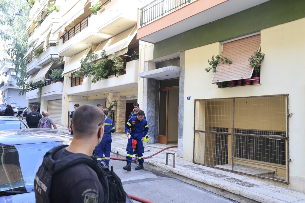 Έκτακτο Τώρα: Συναγερμός στον Νέο Κόσμο – Ανασύρθηκε σορός μέσα από φλεγόμενο διαμέρισμα
