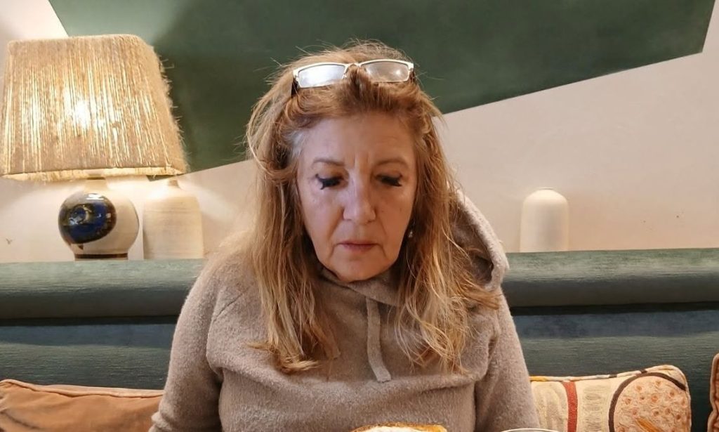 ΣΟΚ: ΣΚΟΤΩΘΗΚΕ Η ΙΔΙΟΚΤΗΤΡΙΑ ΠΑΣΙΓΝΩΣΤΟΥ ΞΕΝΟΔΟΧΕΙΟΥ – ΕΠΕΣΕ ΑΠΟ ΜΠΑΛΚΟΝΙ ΣΤΟΝ 6ο – ΕΧΕΙ «ΠΑΓΩΣΕΙ» ΟΛΗ Η ΚΟΙΝΩΝΙΑ