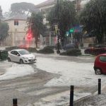 Έκτακτο Τώρα: Άνοιξαν οι ουρανοί και έγινε χαμός – Χαλάζι και δρόμοι ποτάμια, σοβαρά προβλήματα στην περιοχή