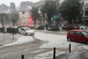 Έκτακτο Τώρα: Άνοιξαν οι ουρανοί και έγινε χαμός – Χαλάζι και δρόμοι ποτάμια, σοβαρά προβλήματα στην περιοχή