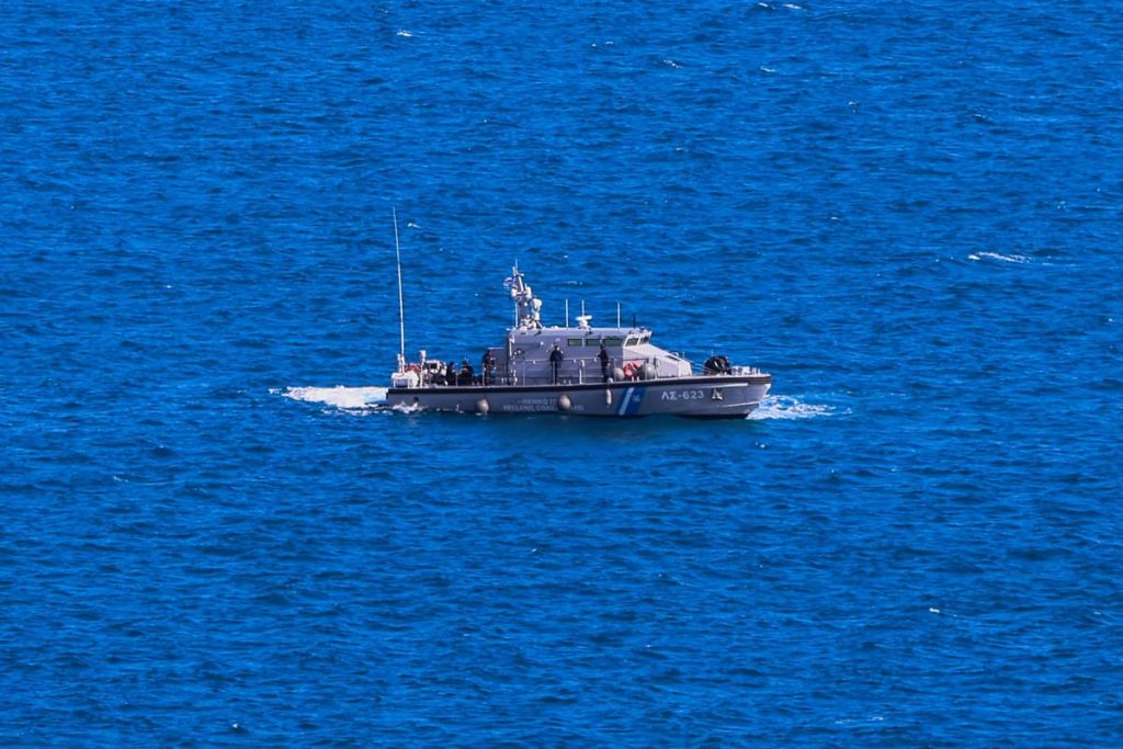 ΣΥΝΑΓΕΡΜΟΣ ΤΩΡΑ: Βυθίστηκε σκάφος στη μαρίνα – Μεγάλη κινητοποίηση του Λιμενικού