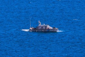ΣΥΝΑΓΕΡΜΟΣ ΤΩΡΑ: Βυθίστηκε σκάφος στη μαρίνα – Μεγάλη κινητοποίηση του Λιμενικού
