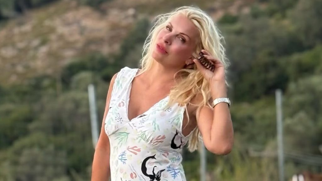 «Κακή νονά» η Ελένη Μενεγάκη: «Στενοχωριέμαι… θα ήθελα να είμαι κοντά στην κόρη μας» – Η αποκάλυψη που ξάφνιασε τους πάντες