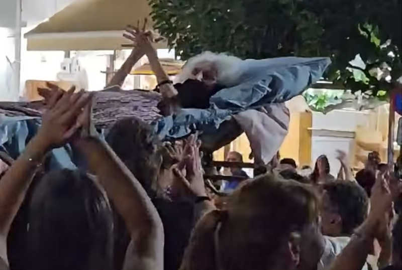 ΣΟΚ στο Ρέθυμνο: Η γιαγιά στο πανηγύρι που έγραψε ιστορία – Μόλις αποκαλύφθηκε ποια είναι