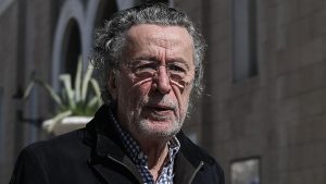 Μάκης Τριανταφυλλόπουλος: Συντετριμμένος στην κηδεία του αδερφού του – Απούσα η Κιμ Κίλιαν