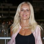 Δεν μπορούσαν να πάρουν τα μάτια τους από πάνω της: Η Μαρία Μπεκατώρου έγινε νονά στην Κεφαλονιά – Δείτε πώς εμφανίστηκε