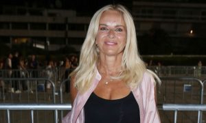 Δεν μπορούσαν να πάρουν τα μάτια τους από πάνω της: Η Μαρία Μπεκατώρου έγινε νονά στην Κεφαλονιά – Δείτε πώς εμφανίστηκε