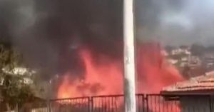 Γιαγιά πέθανε αγκαλιά με τον 4χρονο εγγονό της στο σπίτι του που είχε πιάσει φωτιά – Έσωσε πρώτα το άλλο εγγονάκι της