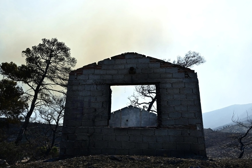 Ξέφυγε τελείως η φωτιά μπαίνει ακόμη πιο βαθιά στην Αθήνα – Εκκενώνονται άρον άρον κι άλλες περιοχές