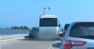 Παραλίγο τραγωδία στη Λευκάδα: Οδηγός λεωφορείου έκανε παράνομη προσπέραση στη γέφυρα