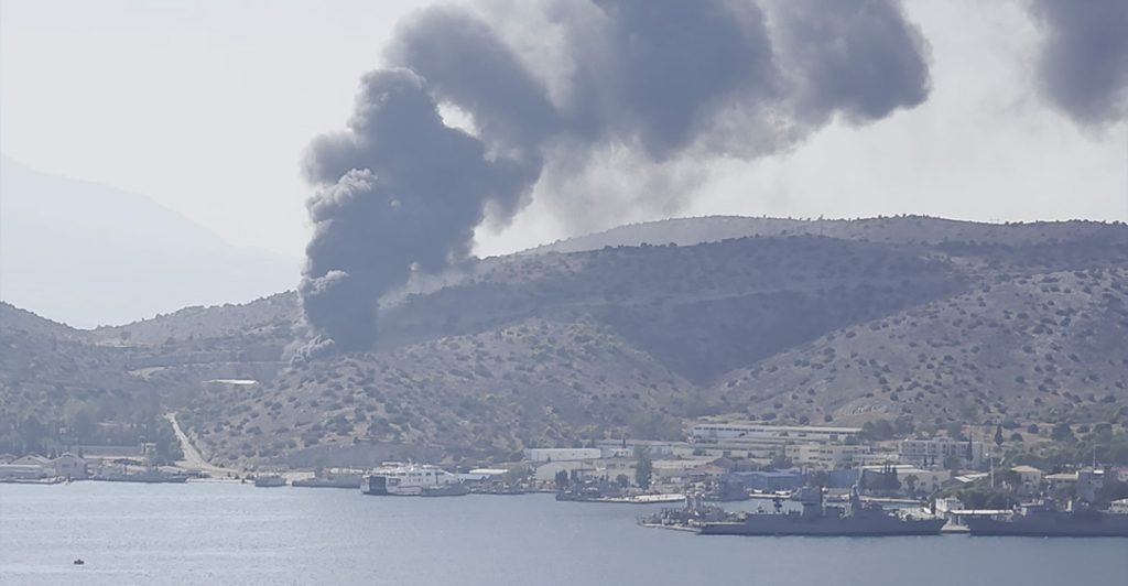 ΣΥΝΑΓΕΡΜΟΣ ΤΩΡΑ στην Σαλαμινα – Μεγάλη φωτιά κοντά στον ναύσταθμο – Εκκενώσεις από το 112