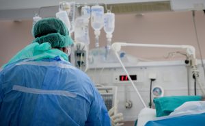 Έκτακτη είδηση: Σε κρίσιμη κατάσταση στη ΜΕΘ αγαπημένος Έλληνας δημοσιογράφος