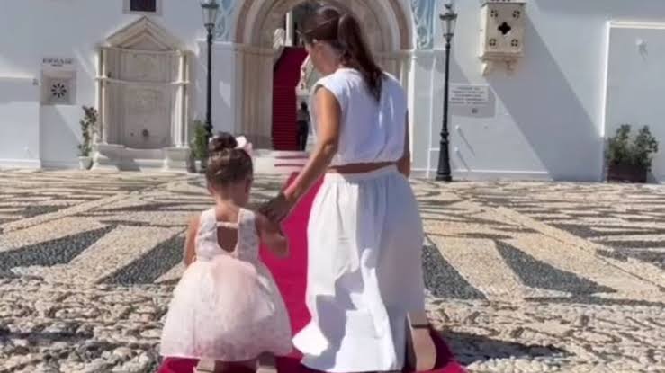 Συγκλονίζει η Μαρία Μενούνος: Γονάτισε μπροστά στην Παναγία με την κόρη της – «Κανένα κόκκινο χαλί δεν συγκρίνεται…»