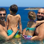 Όλοι κοίταζαν αυτή την οικογένεια στην παραλία: Ο Παντελής Τουτουντζής με τα παιδιά του
