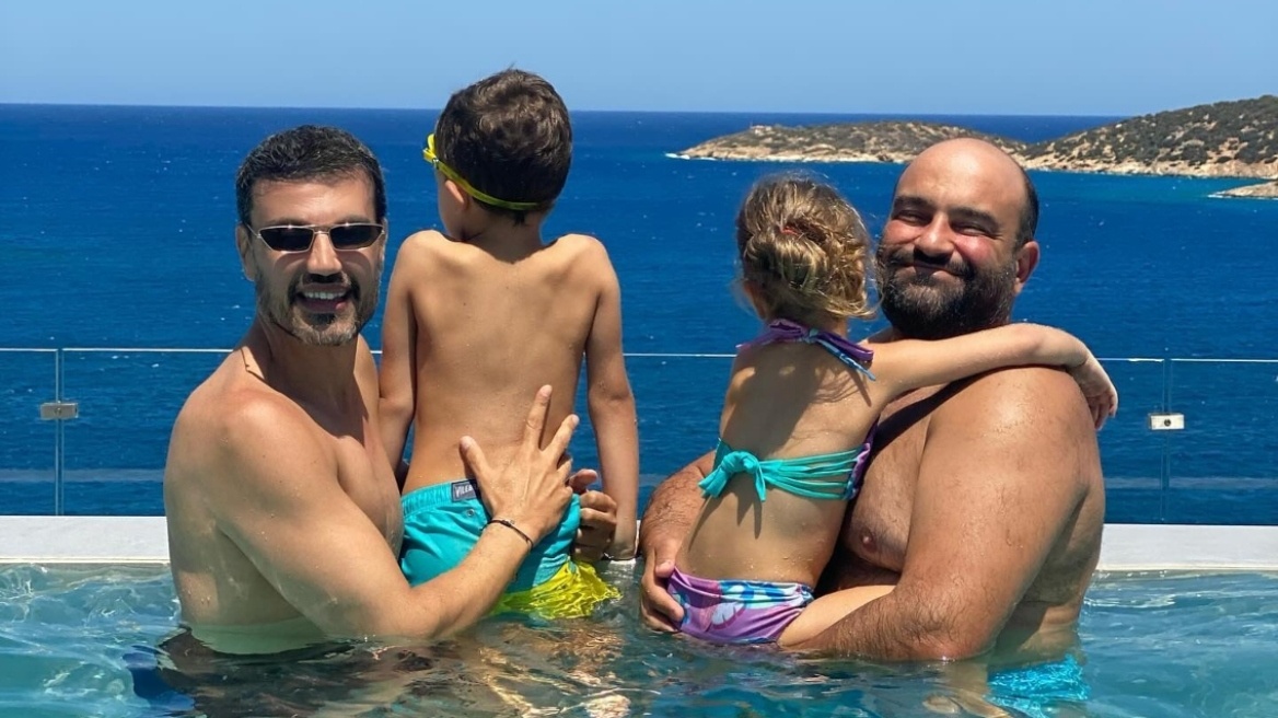 Όλοι κοίταζαν αυτή την οικογένεια στην παραλία: Ο Παντελής Τουτουντζής με τα παιδιά του