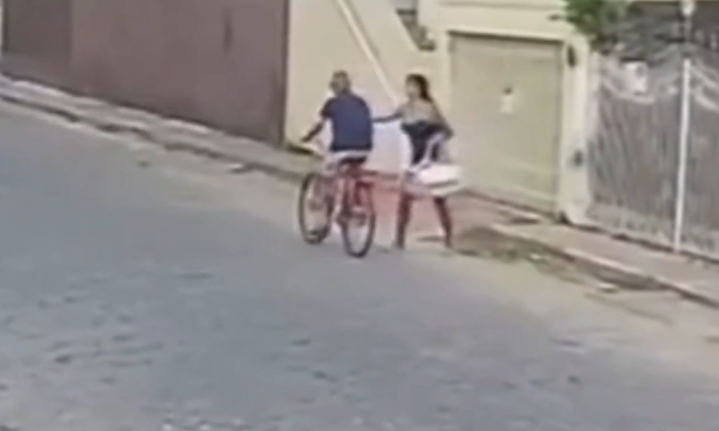 Φρίκη: 24χρονη μαχαίρωσε και σκότωσε 81χρονο ποδηλάτη στη μέση του δρόμου – Το κατέγραψαν οι κάμερες