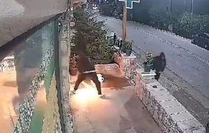 Δεν το χωρά ανθρώπινος νους: Παραλίγο να καούν ζωντανοί μέσα στο κτίριο